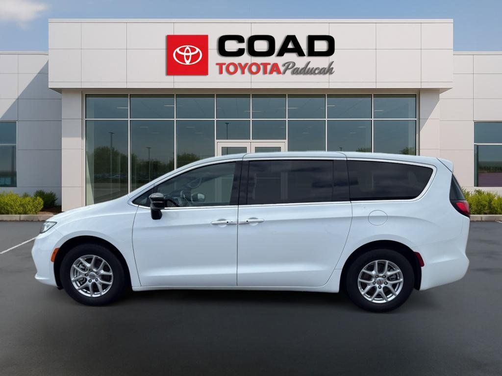 Used 2025 Chrysler Pacifica Select FWD image 2
