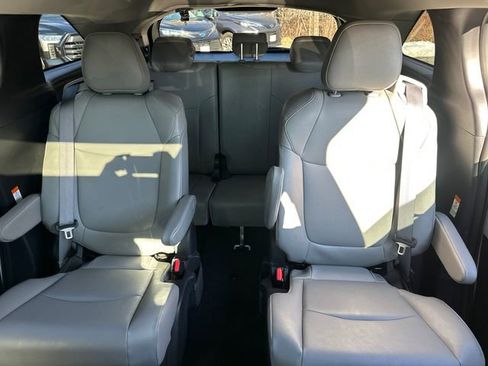 Used 2025 Toyota Sienna XLE image 31