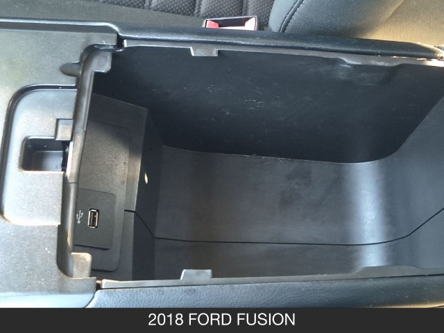 Used 2018 Ford Fusion SE w/ Fusion SE Technology Package FWD image 16