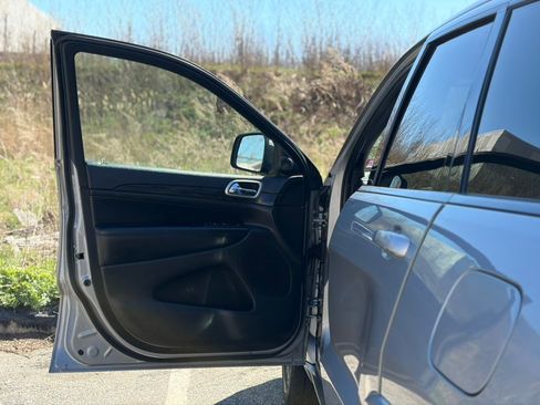 Used 2019 Jeep Grand Cherokee Altitude image 11