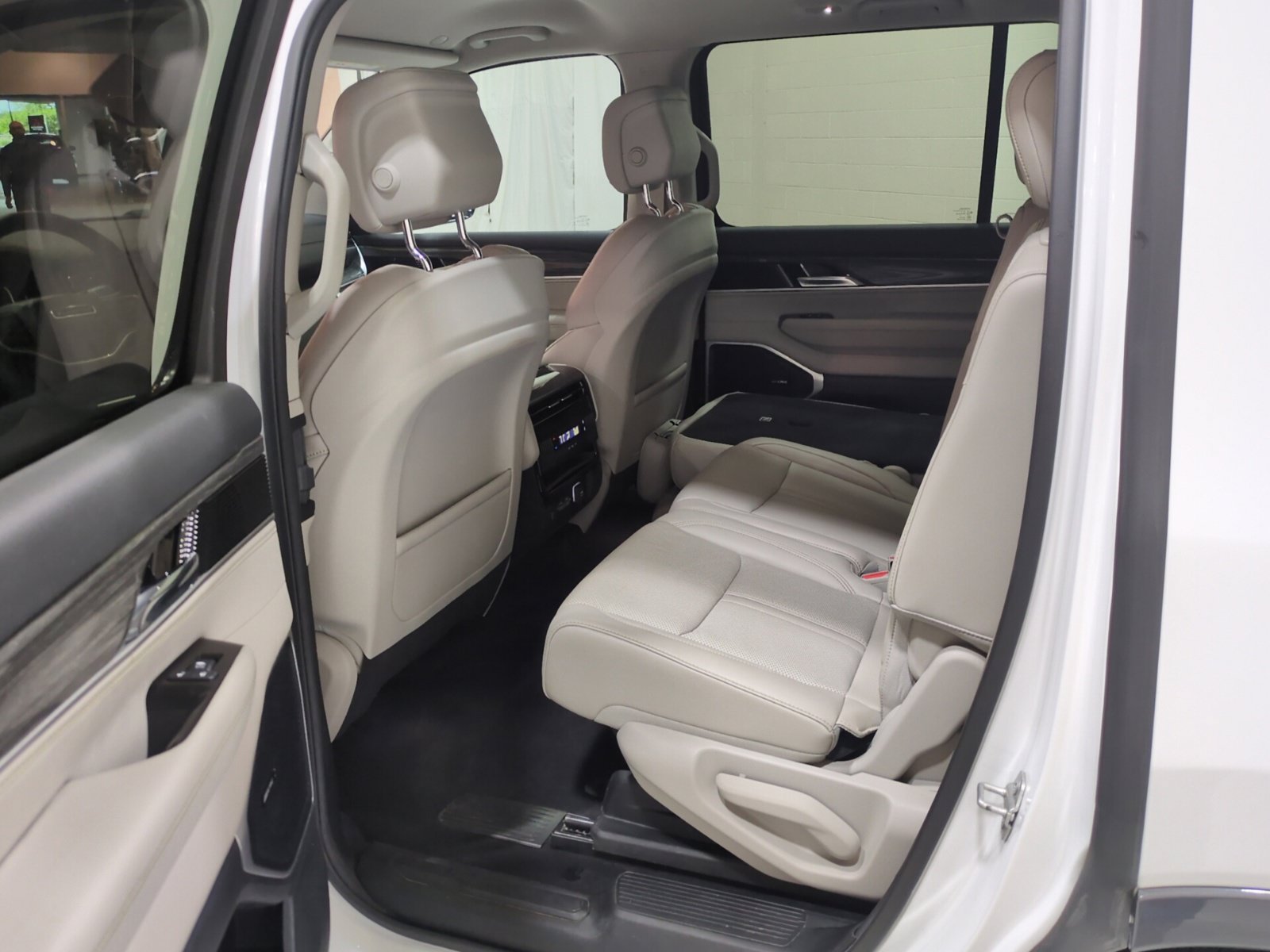 Used 2022 Jeep Wagoneer Series II AWD/4WD image 17