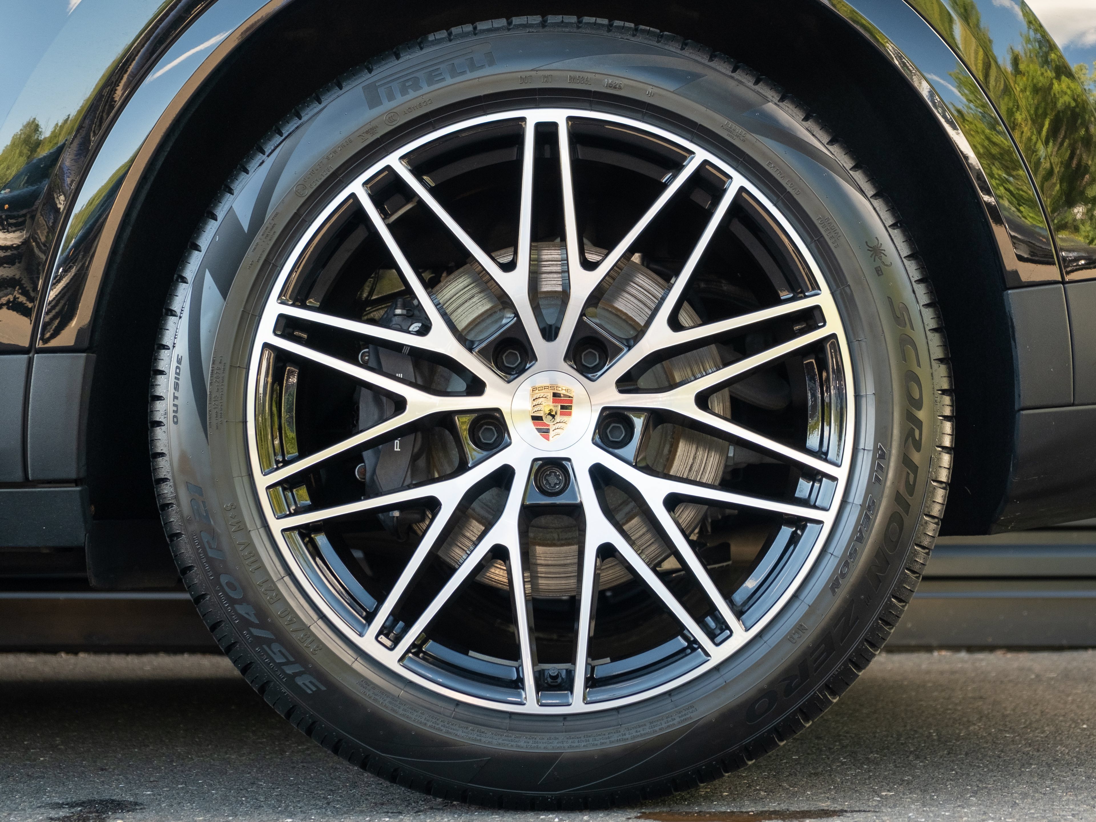 Certified 2025 Porsche Cayenne w/ Premium Package AWD/4WD image 13