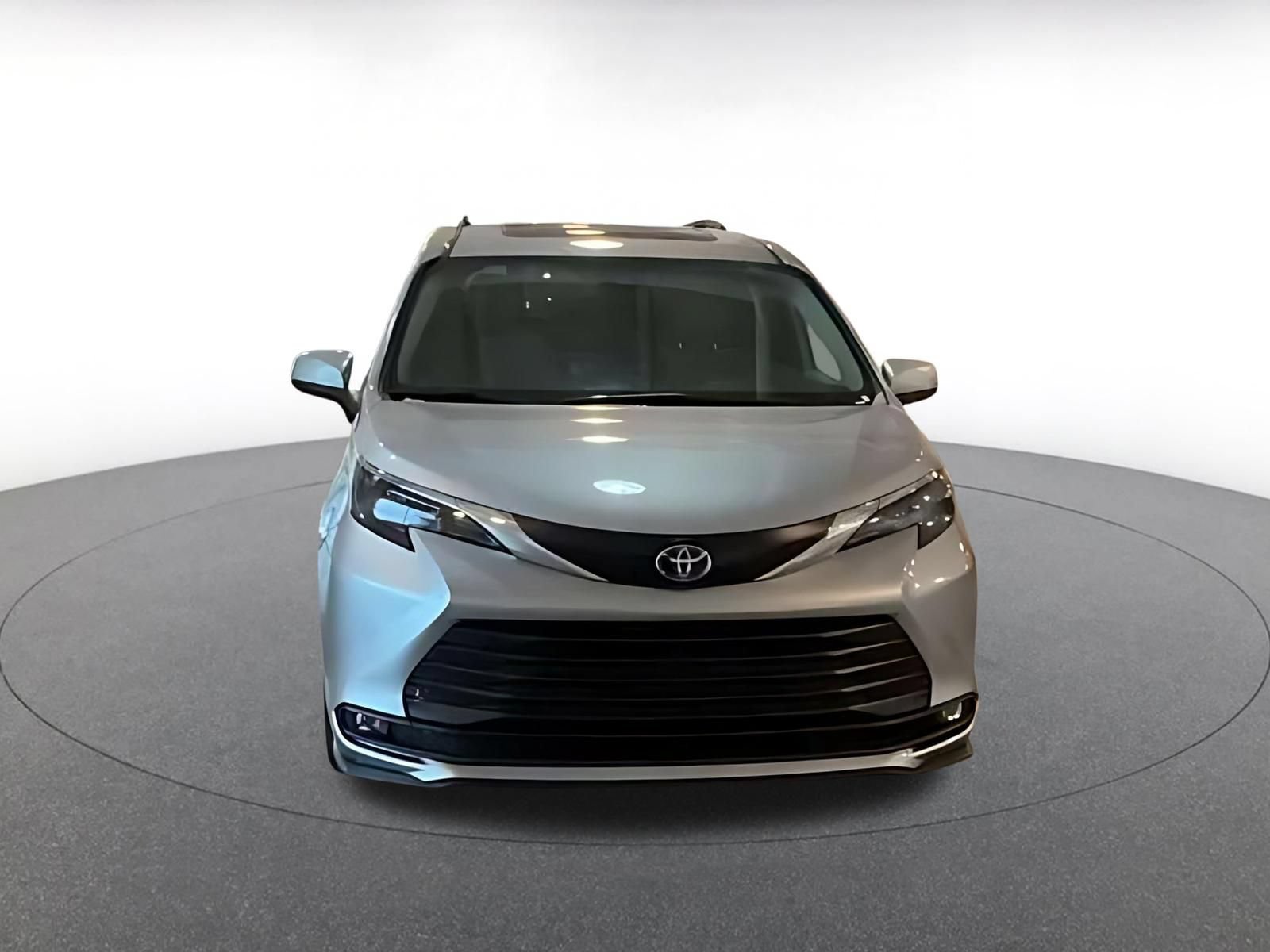 Used 2025 Toyota Sienna XLE FWD image 4