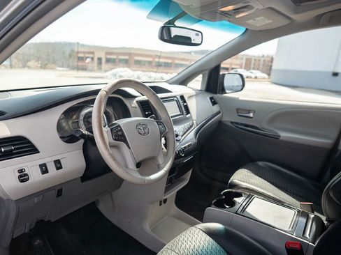 Used 2014 Toyota Sienna SE FWD image 22
