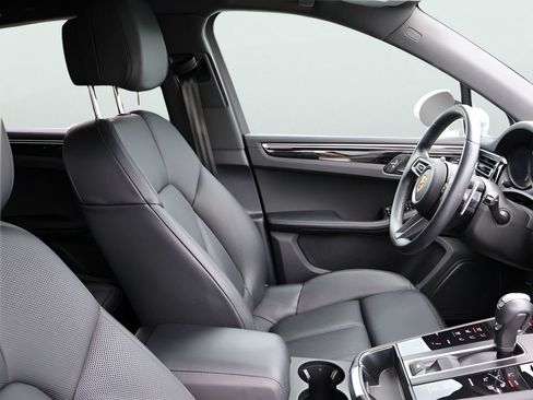 Certified 2023 Porsche Macan AWD/4WD image 8