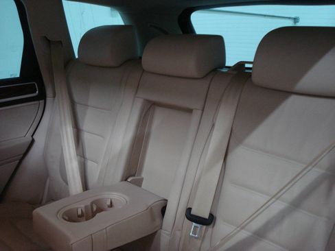 Used 2013 Volkswagen Touareg Sport image 32