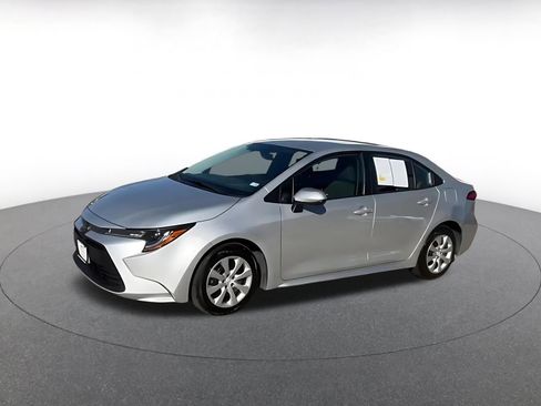 Used 2025 Toyota Corolla LE image 3