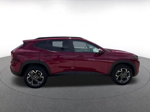 Used 2025 Chevrolet Trax LT w/ LT Convenience Package FWD image 16
