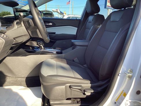 Used 2025 Chevrolet Trax LT w/ LT Convenience Package FWD image 14