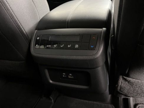 Used 2025 Nissan Pathfinder SV image 9