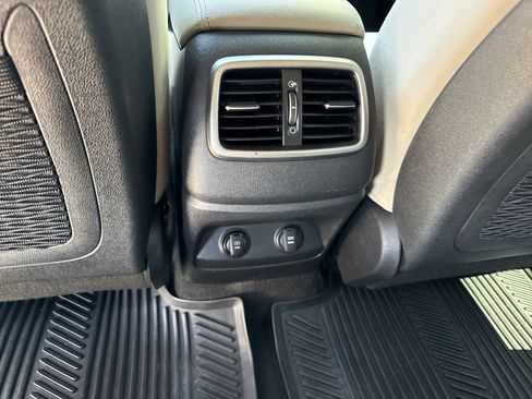 Used 2017 Kia Sorento LX image 11