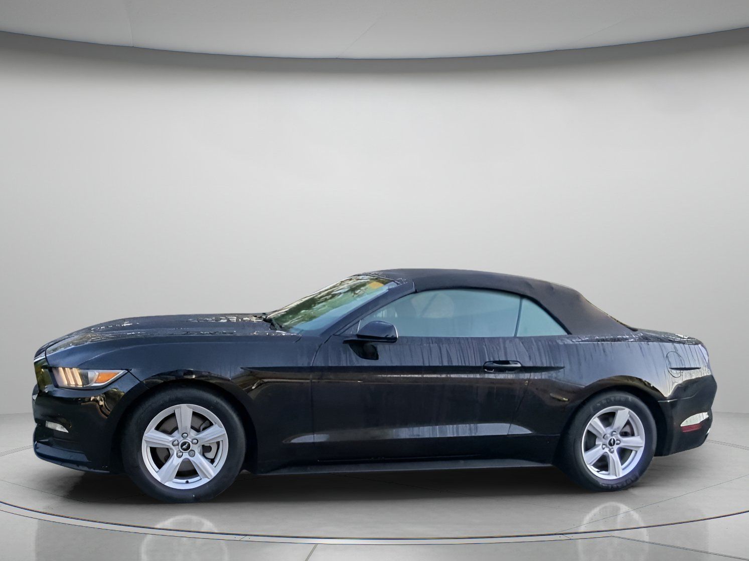 Used 2016 Ford Mustang Convertible RWD image 15