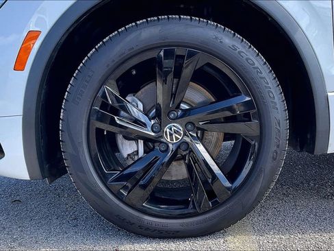 Used 2024 Volkswagen Tiguan SE R-Line image 35