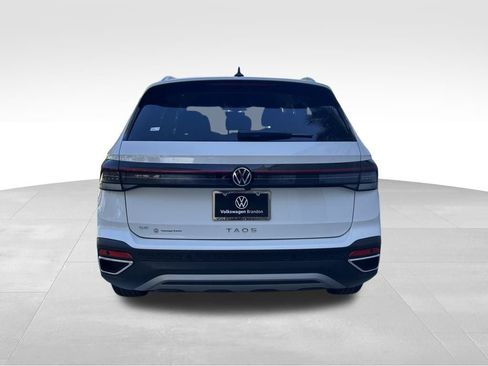 New 2026 Volkswagen Taos SE image 4
