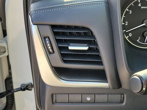 Used 2025 Nissan Rogue SV image 31