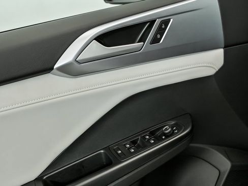 Certified 2025 Volkswagen Taos SE w/ Panoramic Sunroof Package image 8