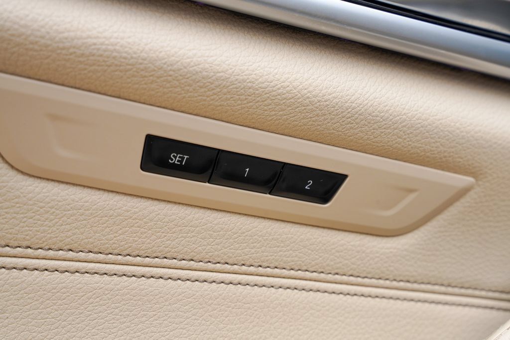 Used 2019 BMW 530e RWD image 29