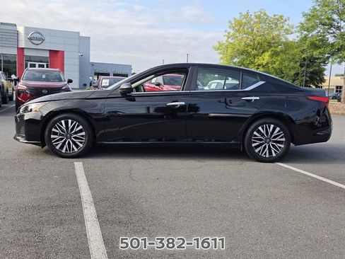 Used 2025 Nissan Altima 2.5 SV FWD image 2
