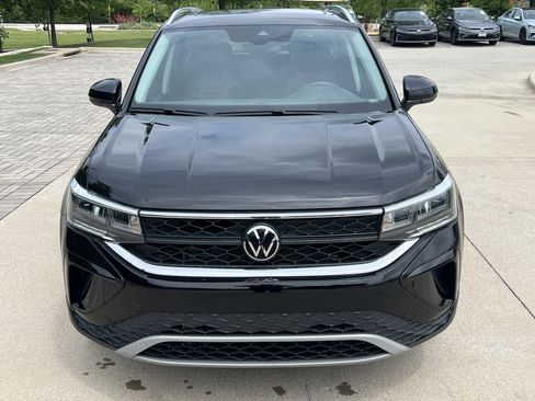 Certified 2023 Volkswagen Taos SE w/ Panoramic Sunroof Package FWD image 3