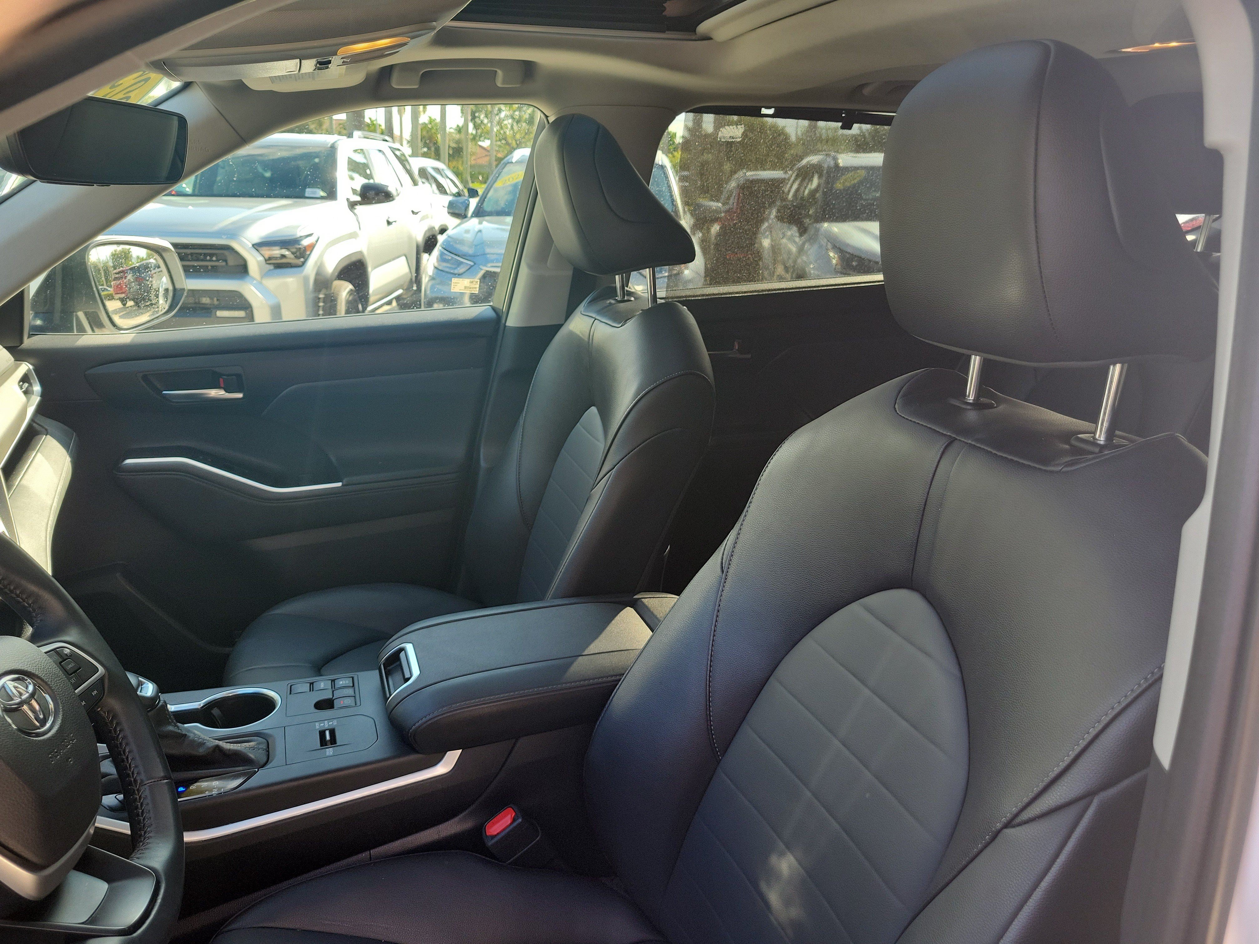 Used 2025 Toyota Highlander XLE FWD image 24
