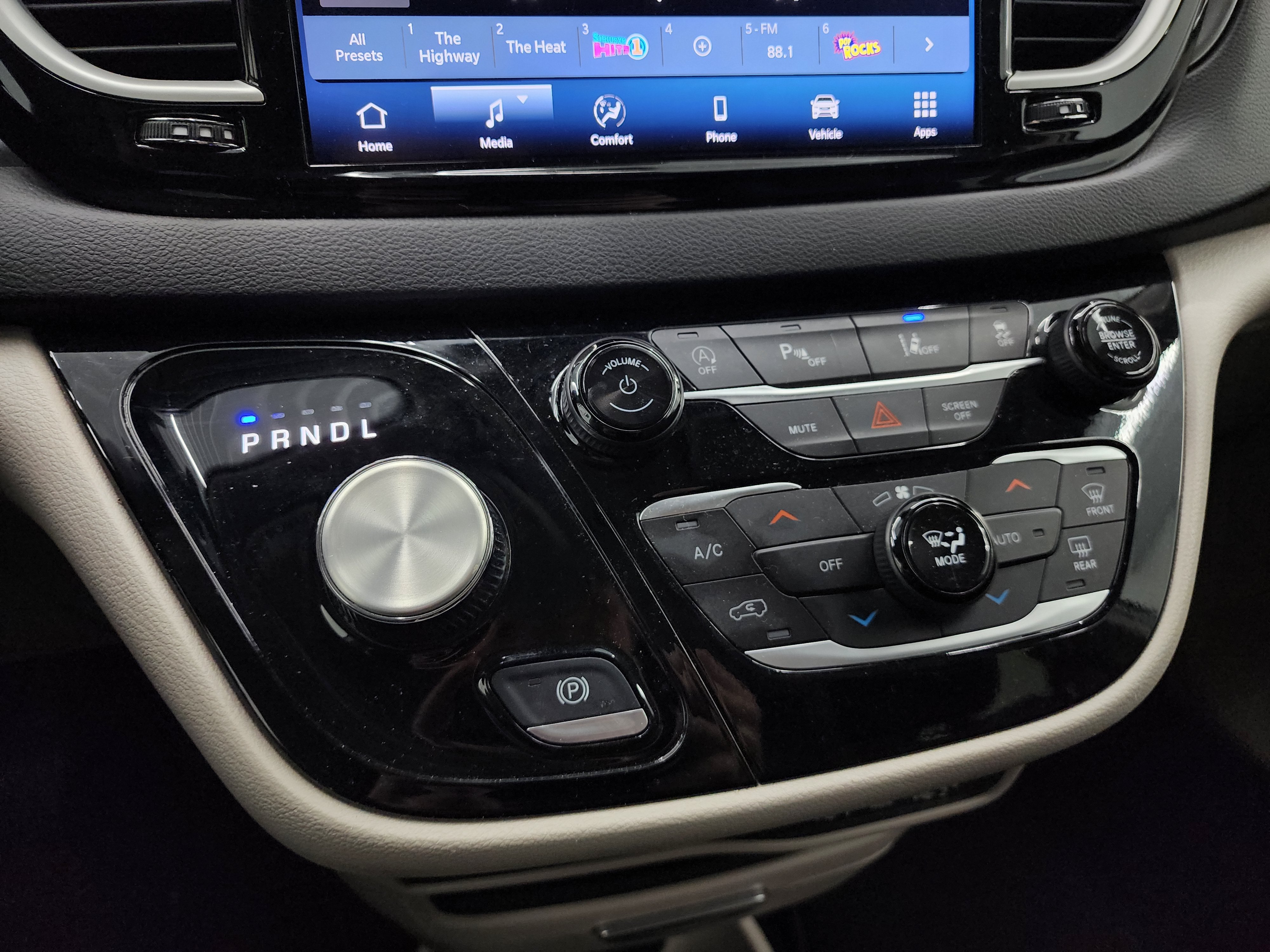 Used 2024 Chrysler Pacifica Touring-L FWD image 44