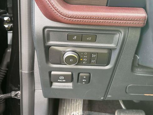 Used 2022 Ford Expedition Limited image 20