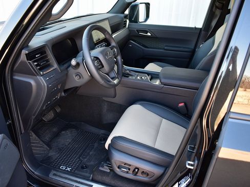 Used 2025 Lexus GX 550 image 17