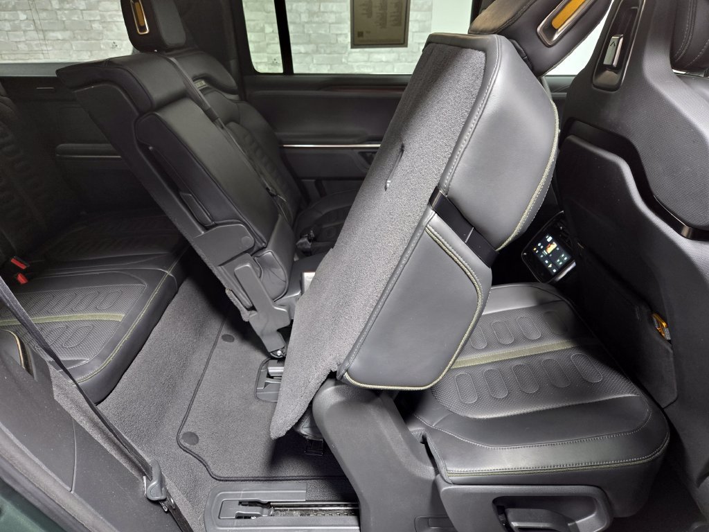 Used 2025 Rivian R1S Adventure Dual AWD/4WD image 49