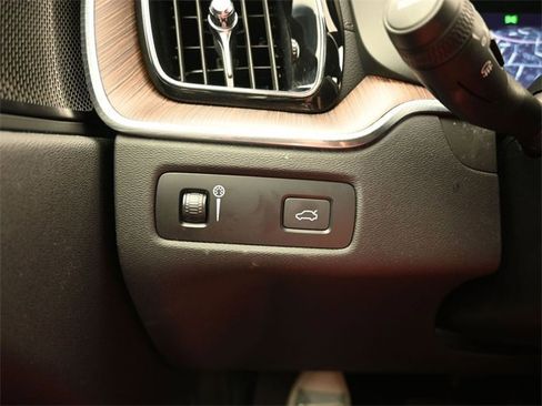 Used 2022 Volvo XC60 B5 Inscription w/ Climate Package image 28