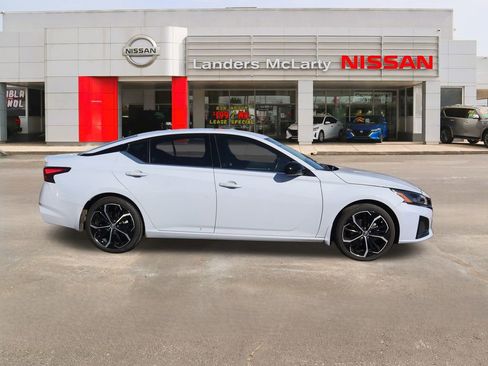 Used 2023 Nissan Altima 2.5 SR image 2