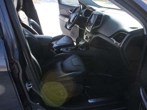 Used 2019 Jeep Cherokee Limited image 32