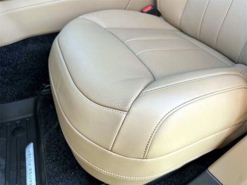 New 2025 Land Rover Range Rover Long Wheelbase SE image 19