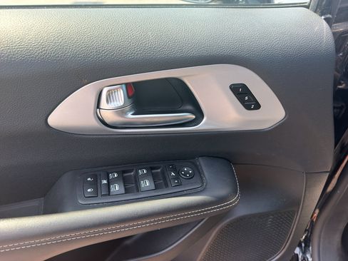 Used 2025 Chrysler Pacifica Limited FWD image 13