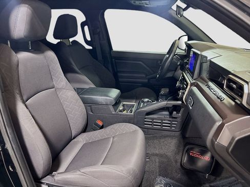 Used 2025 Toyota Tacoma SR5 AWD/4WD image 23