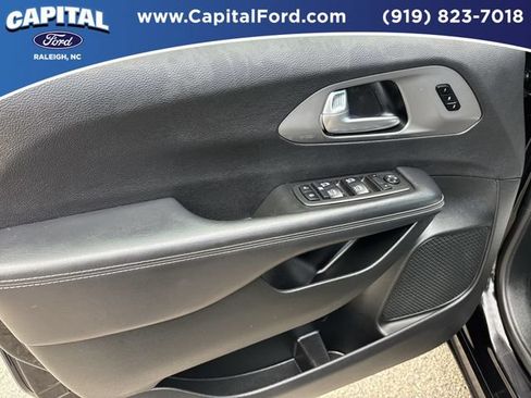 Used 2025 Chrysler Pacifica Select FWD image 20