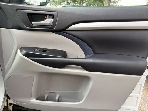 Used 2017 Toyota Highlander XLE FWD image 39