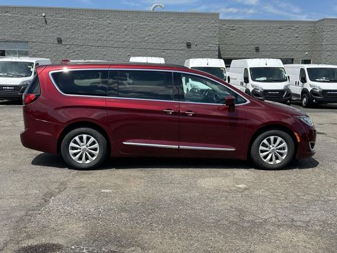 Used 2017 Chrysler Pacifica Touring-L FWD image 2