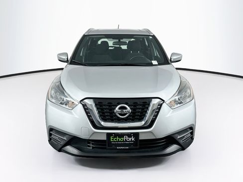 Used 2018 Nissan Kicks SV FWD image 2