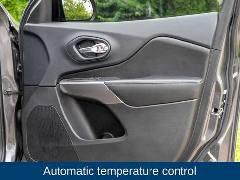 Used 2019 Jeep Cherokee Overland w/ Technology Group AWD/4WD image 17