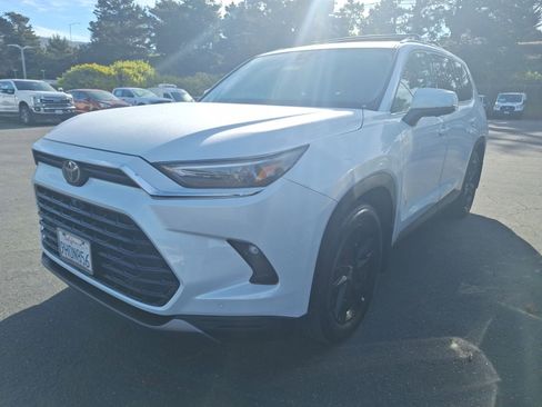 Used 2024 Toyota Grand Highlander Platinum image 3