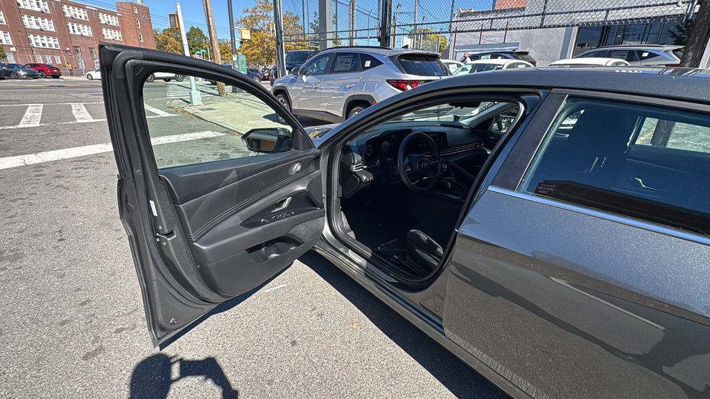 Used 2024 Hyundai Elantra SEL w/ Convenience Package FWD image 10