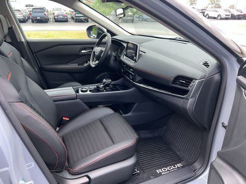 Used 2025 Nissan Rogue SV image 28