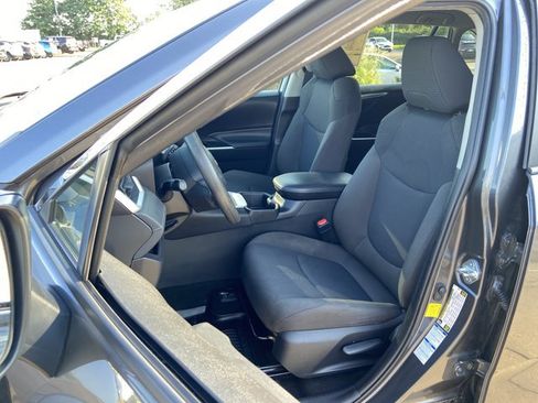 Used 2022 Toyota RAV4 LE AWD/4WD image 18