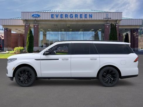 New 2026 Lincoln Navigator L Reserve w/ Jet Appearance Package AWD/4WD image 3