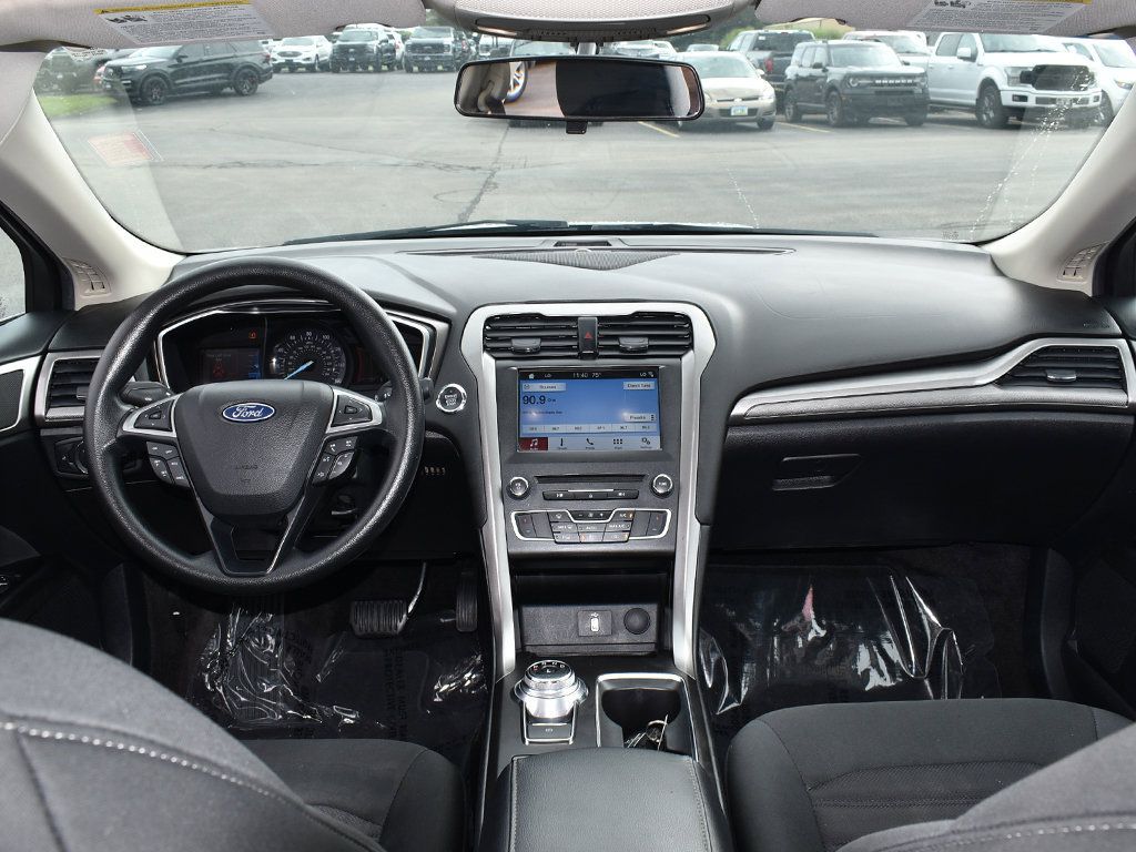 Used 2017 Ford Fusion SE w/ Fusion SE Technology Package FWD image 4