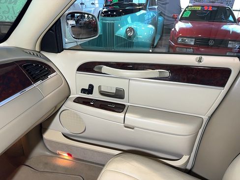 Used 2007 Lincoln Town Car Signature RWD image 42