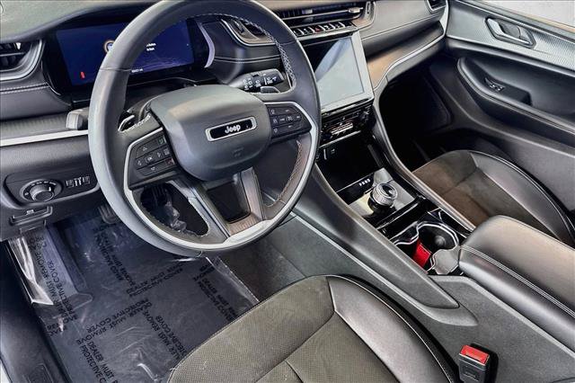 Used 2023 Jeep Grand Cherokee Altitude AWD/4WD image 9