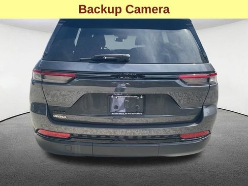 Used 2023 Jeep Grand Cherokee Altitude AWD/4WD image 11