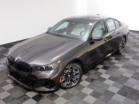New 2026 BMW 550e xDrive w/ Executive Package image 2