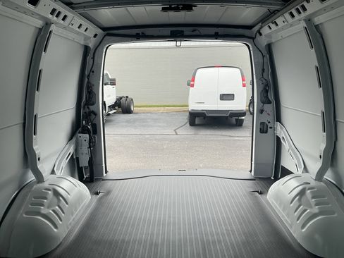 New 2026 Chevrolet Express 3500 Extended RWD image 24